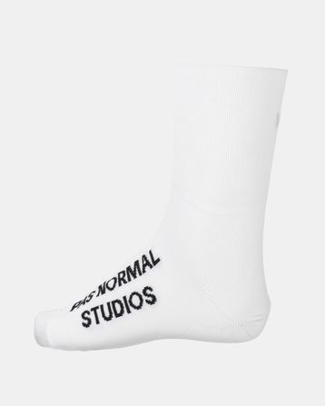 Pas Normal Studios Logo Schuhüberzüge Unisex Weiß
